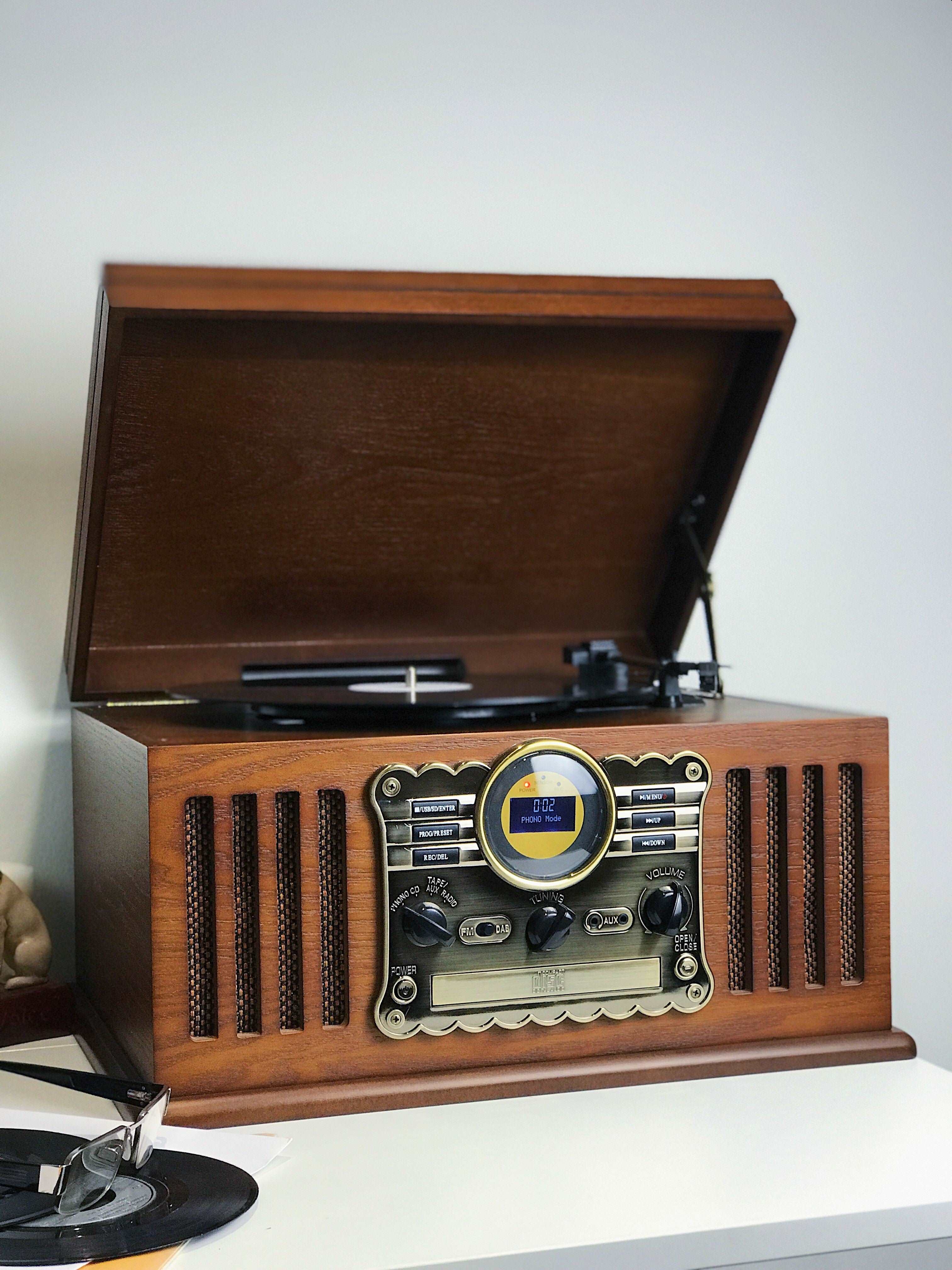 WESTMINSTER Nostalgia 3-Speed Record Player comes with DAB+ and FM Rad